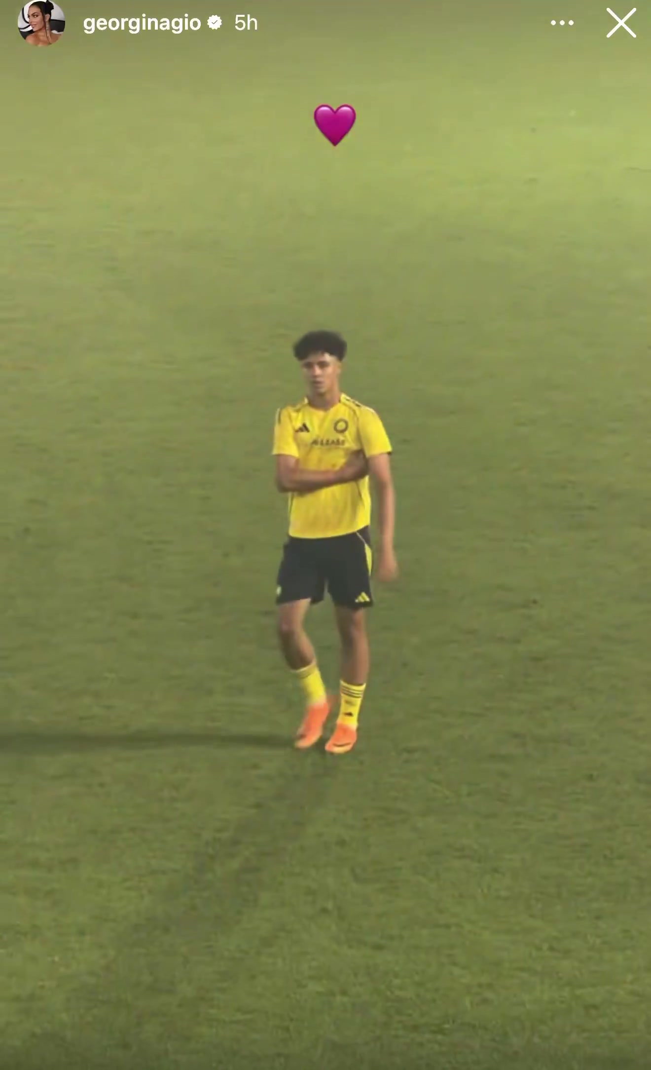 九游娱乐-乔治娜晒迷你罗出战U16比赛，弟弟妹妹现场支持：太酷了兄弟~